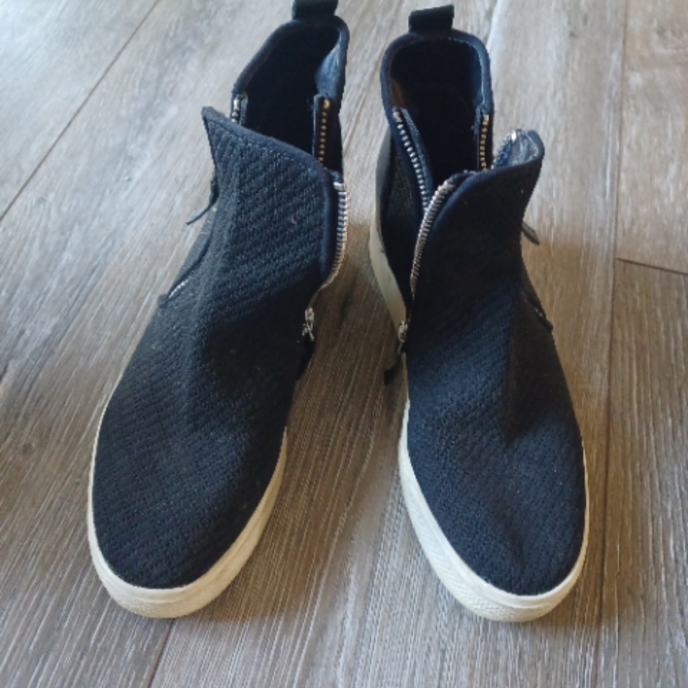 Steve Madden Black Zip Up Platform Sneakers Size 9
#N030